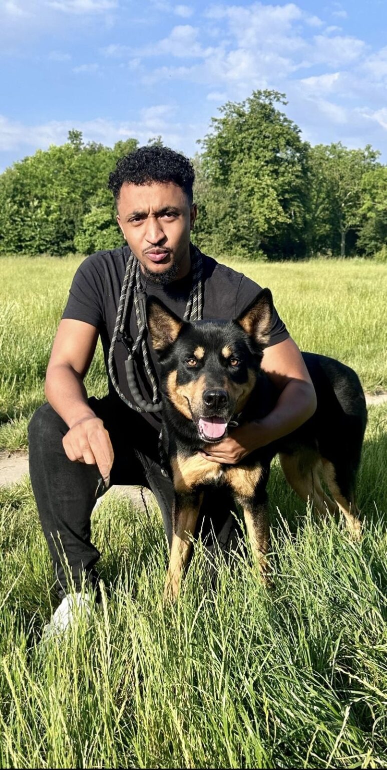 Jonathan Elima, éducateur canin et comportementaliste à Charenton-le-Pont